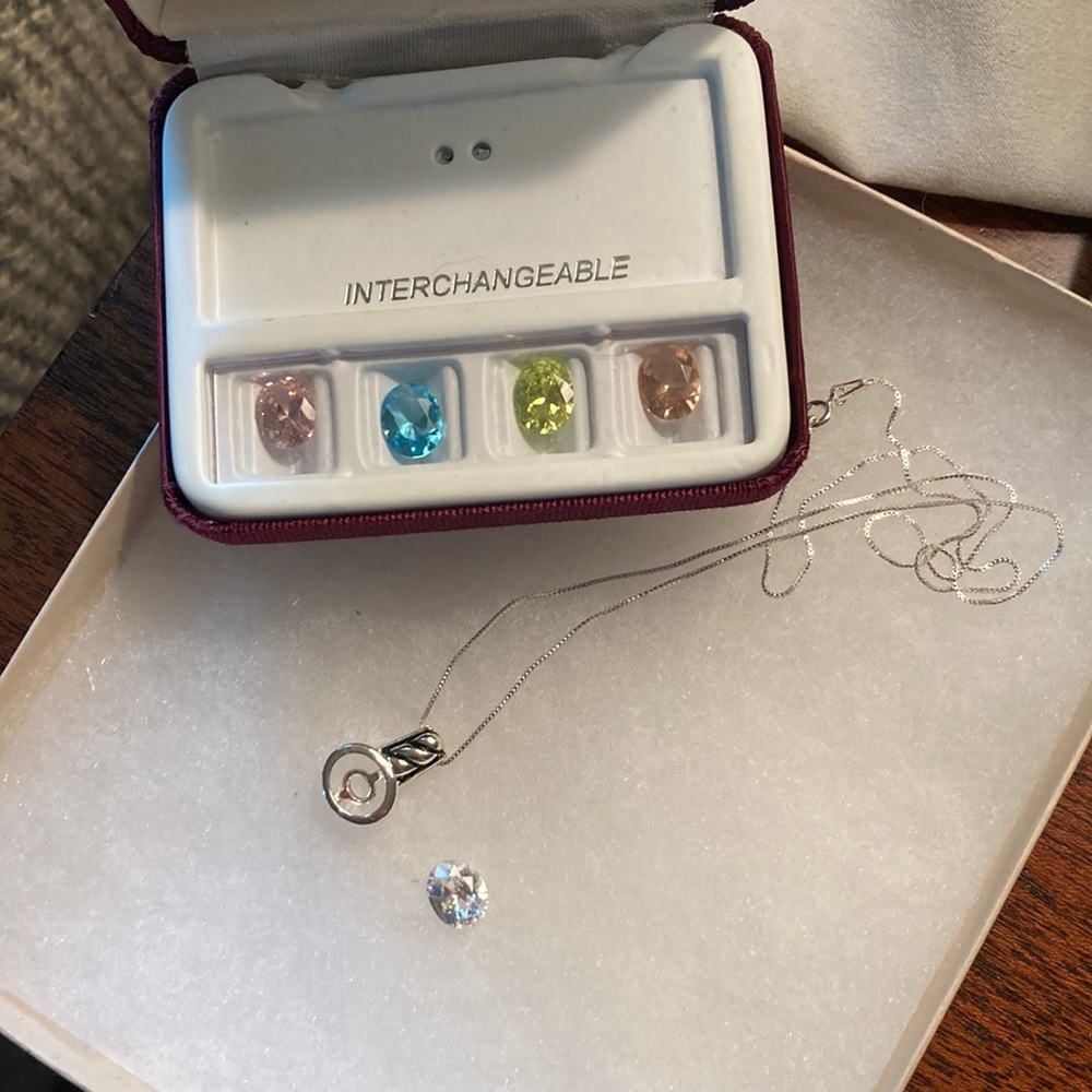 Necklace with interchangeable stones